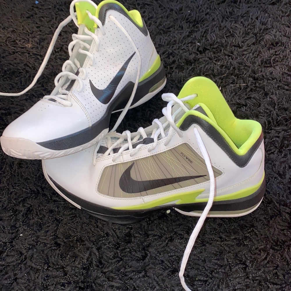 Nike neon yellow sneaker. Women’s size 8.5